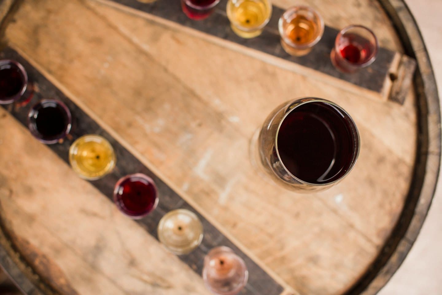 Bicchieri da degustazione di vino rosso su un top di botte di vino.